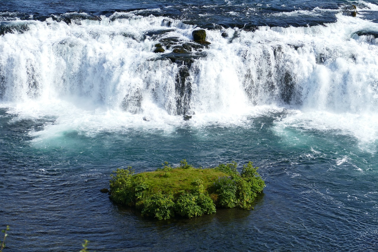découvrez l'hydroélectricité, une source d'énergie renouvelable et durable. apprenez comment elle transforme l'eau en électricité grâce à des barrages et des turbines, et explorez son impact sur l'environnement et l'économie.