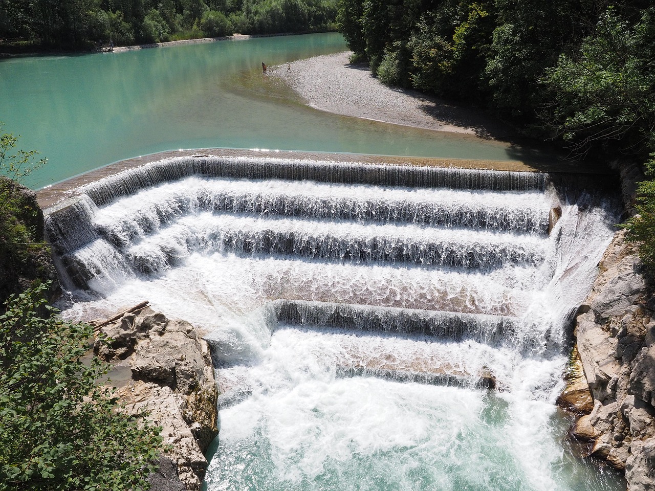découvrez l'hydroélectricité, une source d'énergie renouvelable qui utilise la force de l'eau pour produire de l'électricité. apprenez comment cette technologie durable contribue à la lutte contre le changement climatique tout en fournissant une énergie fiable et écologique.