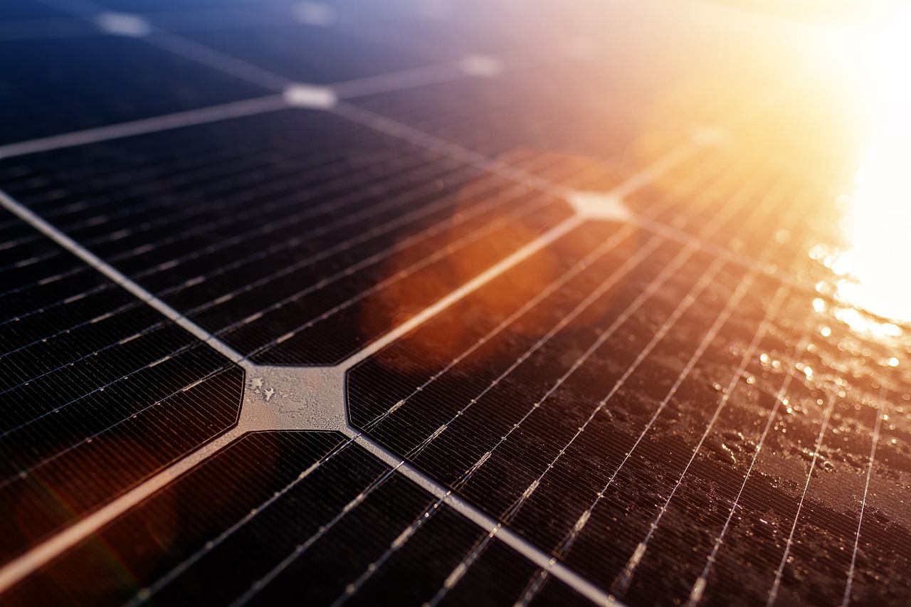 découvrez l'énergie solaire, une source renouvelable et durable qui transforme la lumière du soleil en électricité. explorez ses avantages écologiques, ses applications variées et comment elle peut réduire votre empreinte carbone tout en générant des économies d'énergie.