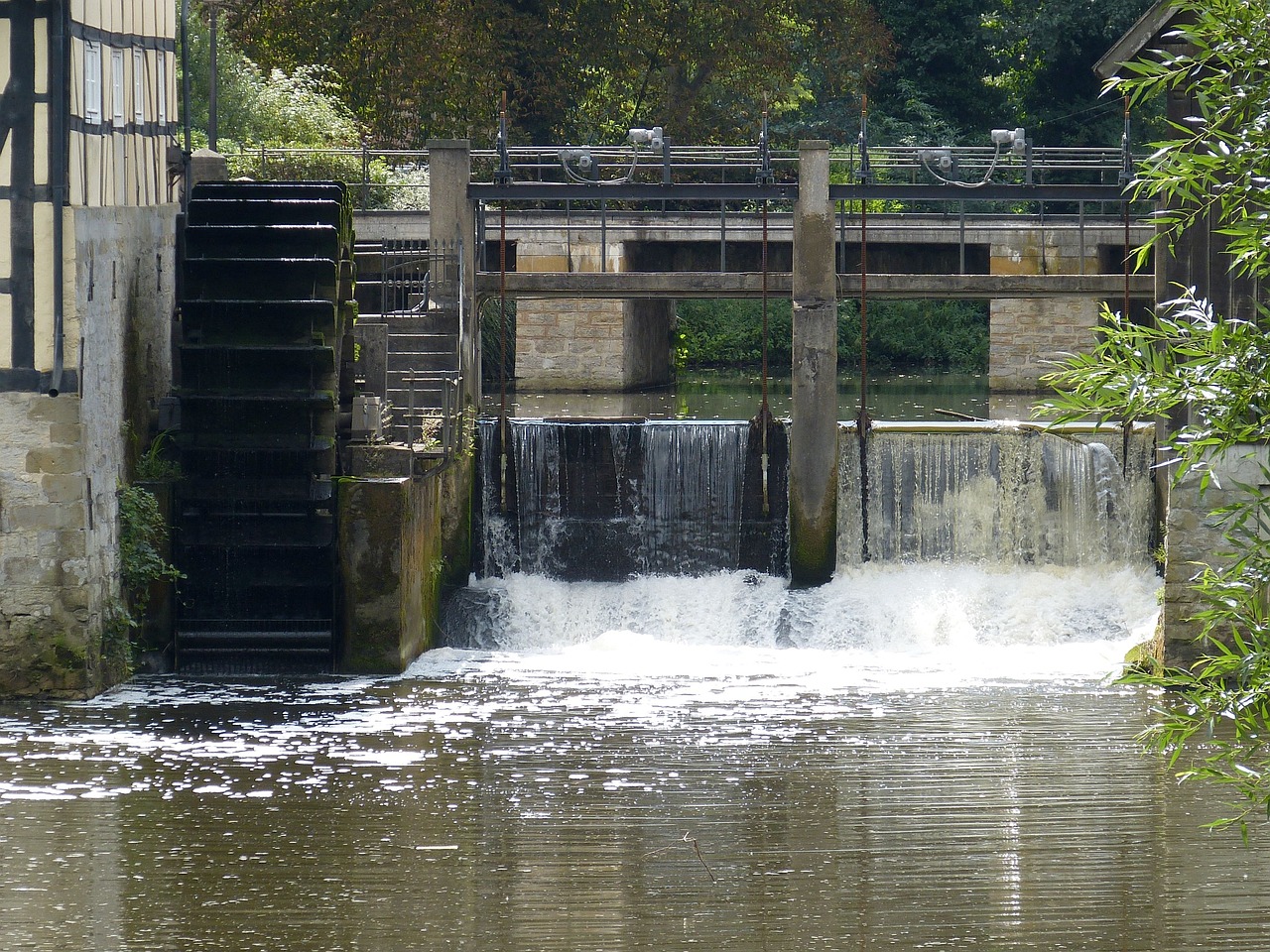 découvrez l'hydroélectricité, une source d'énergie renouvelable puissante et durable. apprenez comment les barrages et les turbines transforment l'énergie de l'eau en électricité, contribuant à un avenir énergétique plus vert.