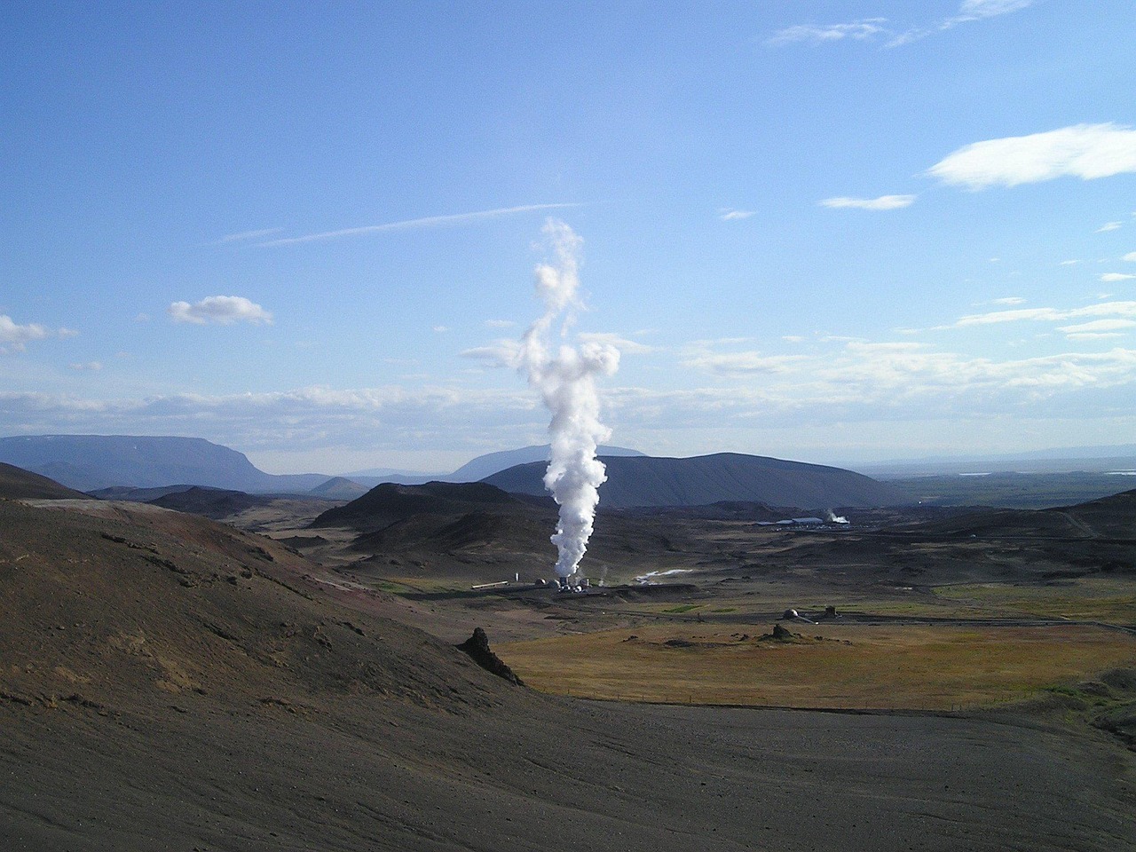 découvrez l'énergie géothermique, une source d'énergie renouvelable et durable. apprenez comment la chaleur de la terre peut être exploitée pour produire de l'électricité et chauffer des bâtiments, tout en offrant des avantages environnementaux significatifs.